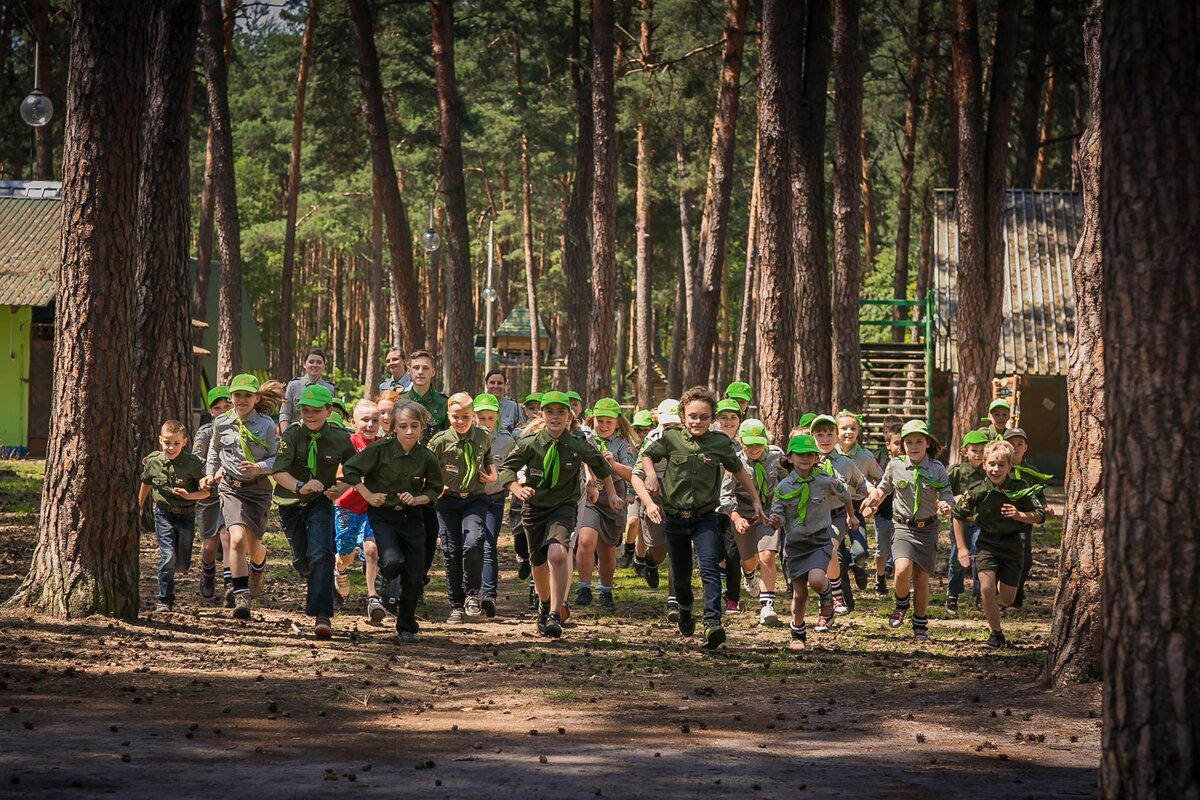 Harcerze na zbiórce w terenie