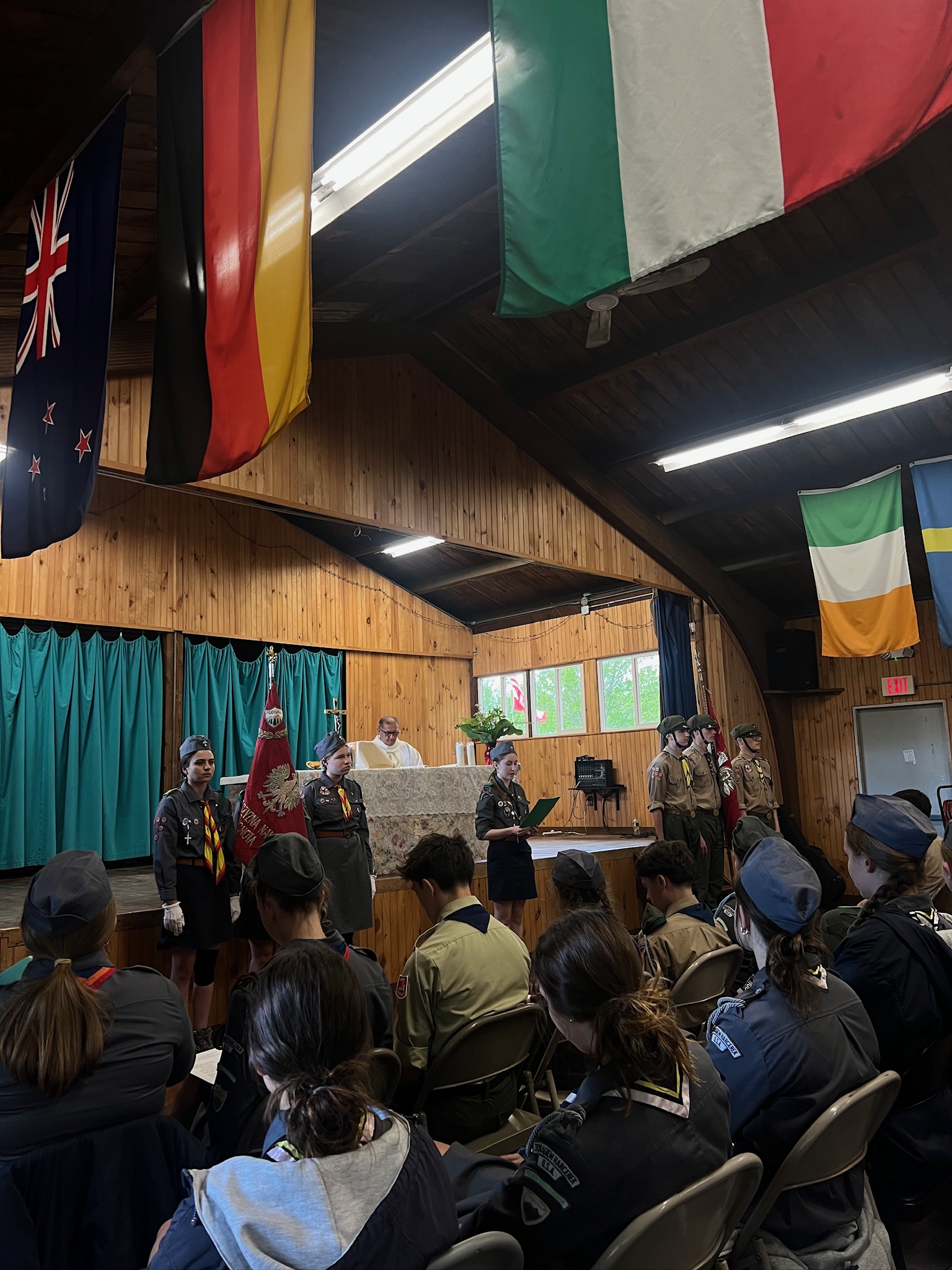 Ceremonia harcerska z flagami